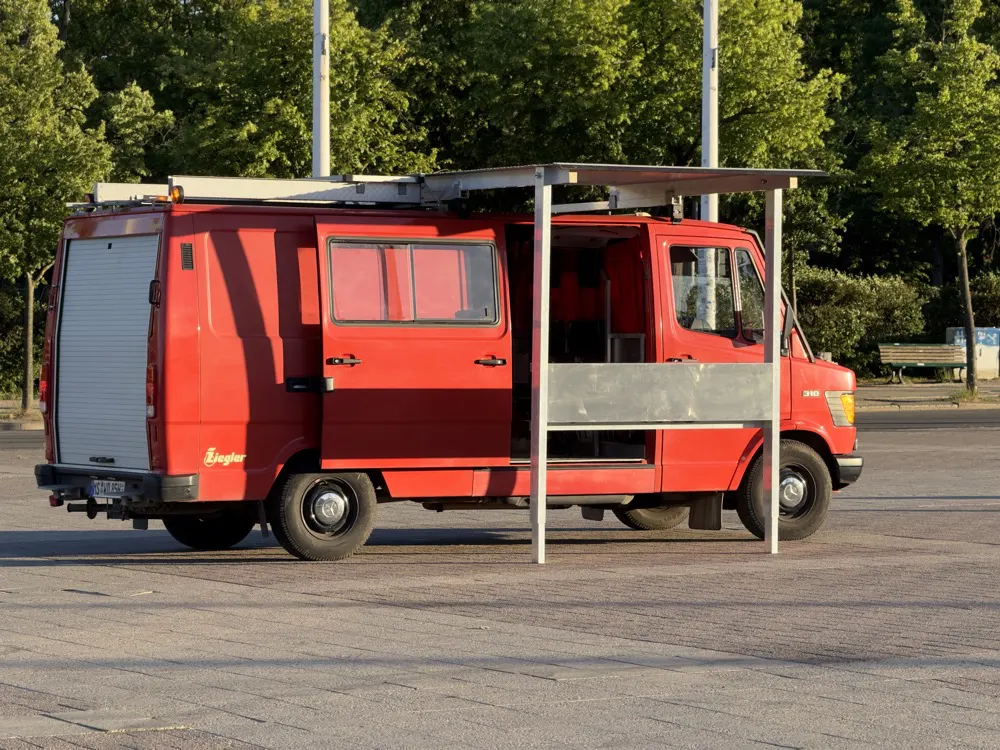 Der Bombero-Wagen mit aufgeklappter Theke in der Abendsonne