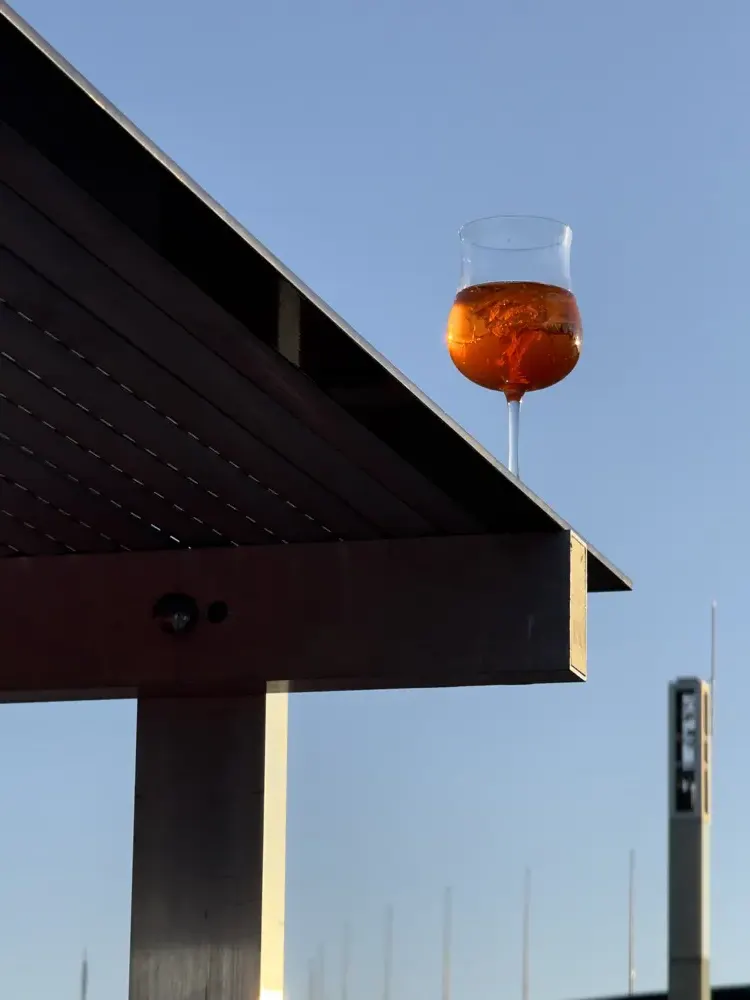 Ein Spritz-Glas vor blauem Himmel auf der Theke