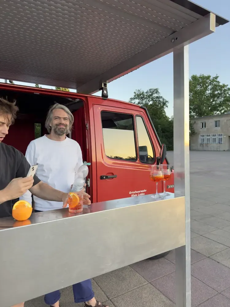 Zwei Gäste lächeln aus dem Wagen heraus