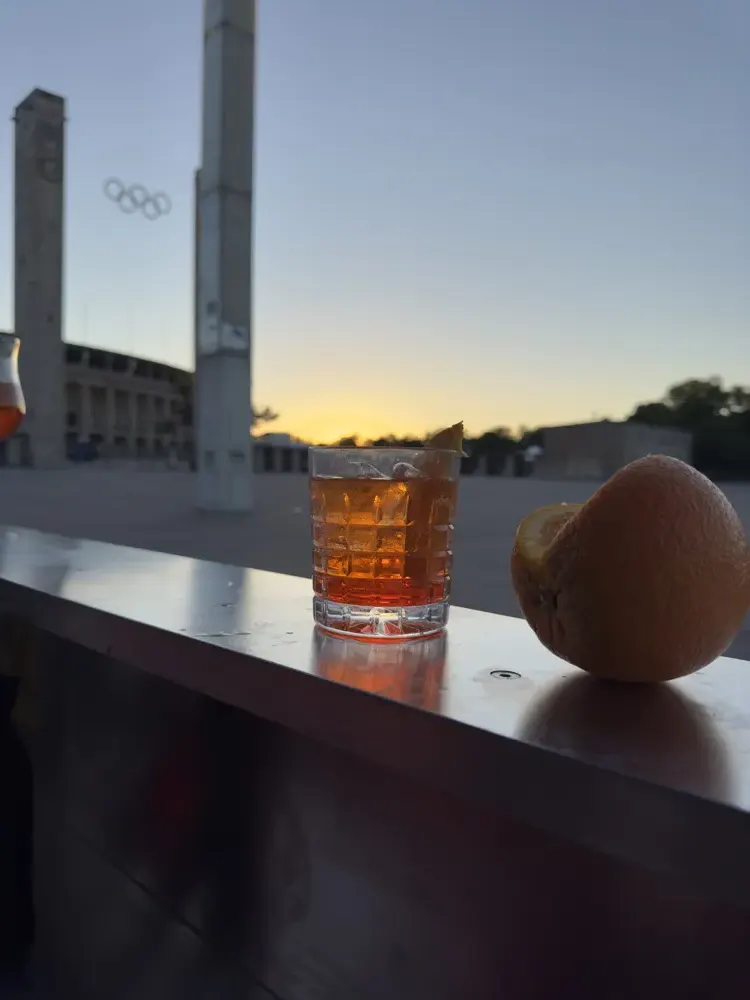 Ein Drink im Abendlicht vor den Olympia-Türmen