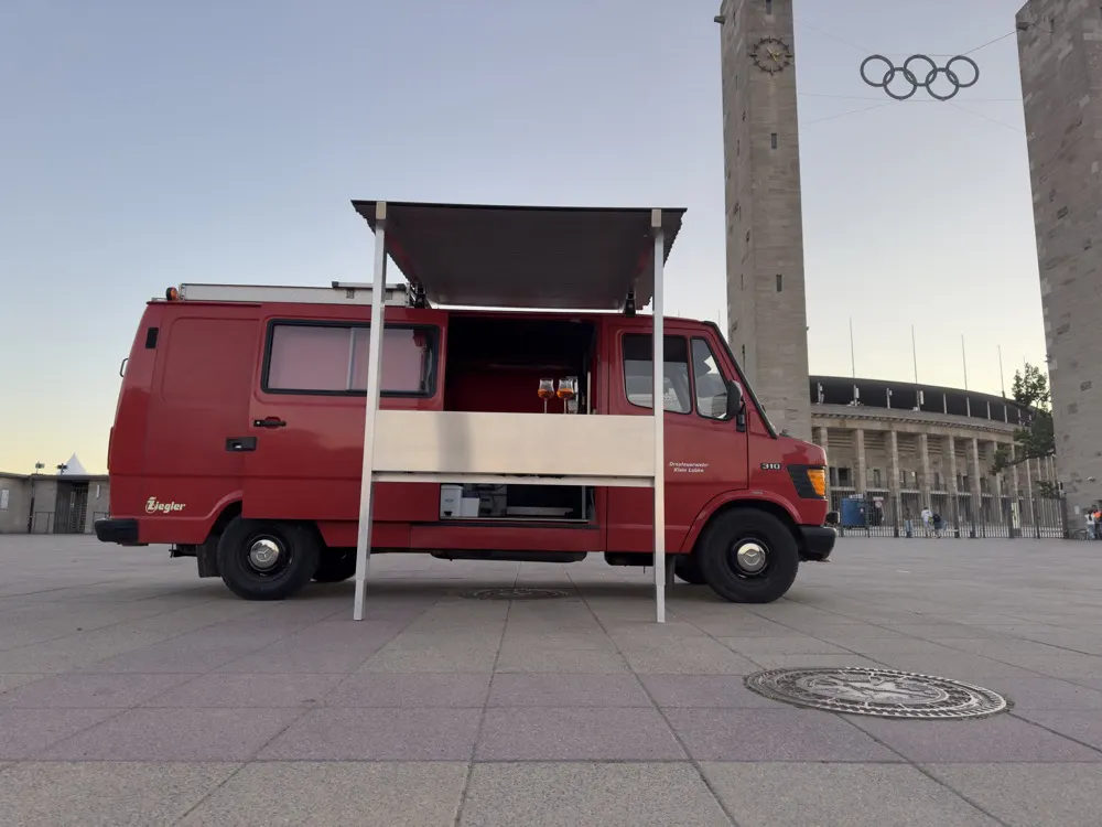 Der Bombero-Wagen mit Theke vor dem Olympiastadion